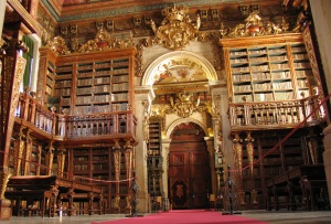 http://capsurleportugal.wordpress.com/2012/02/21/la-biblliotheque-joanina-de-coimbra-sacree-plus-belle-bibliotheque-universitaire-du-monde/